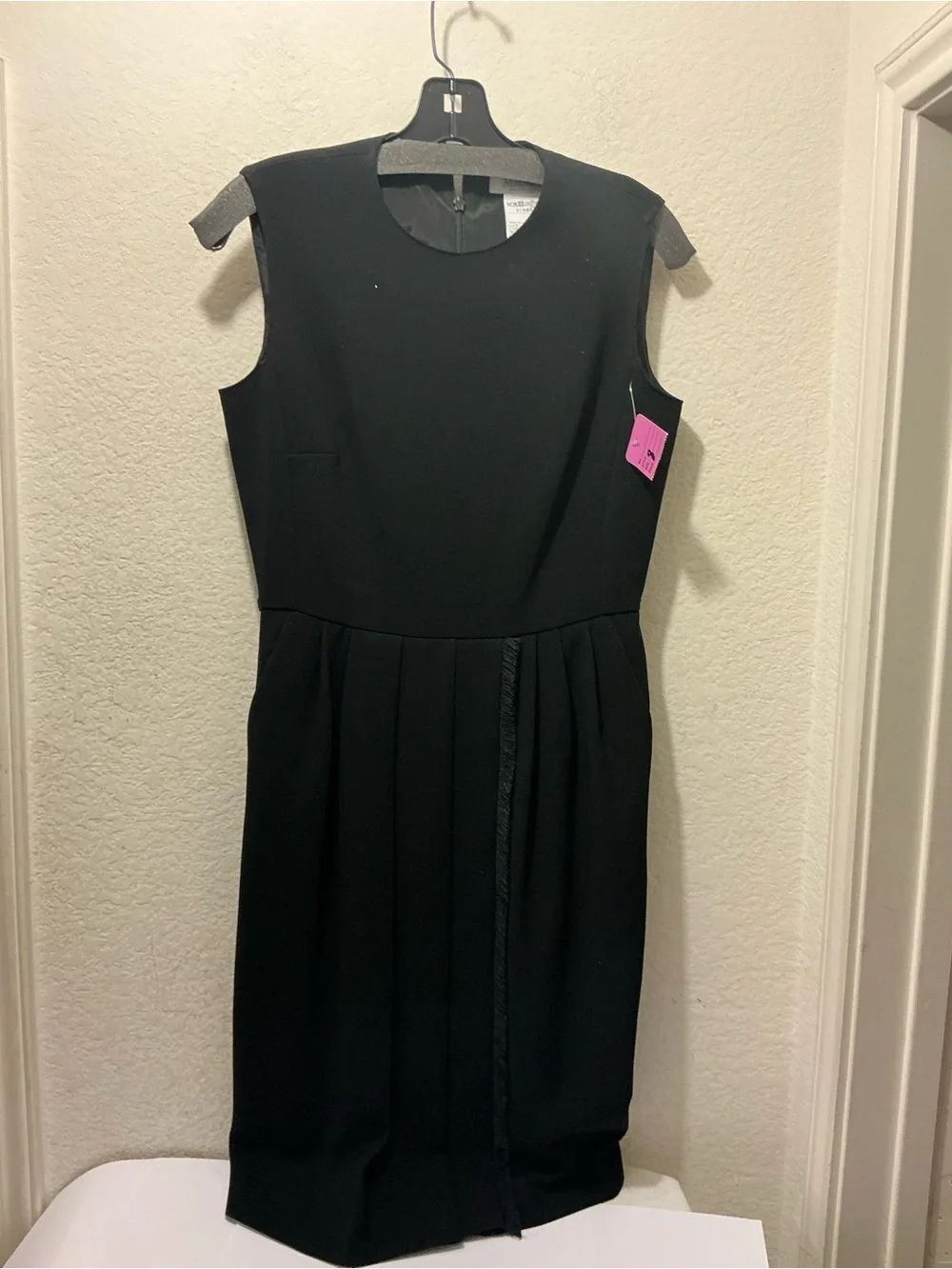 MaxMara Sleek Black Sleeveless Pleated Midi Dress size 8